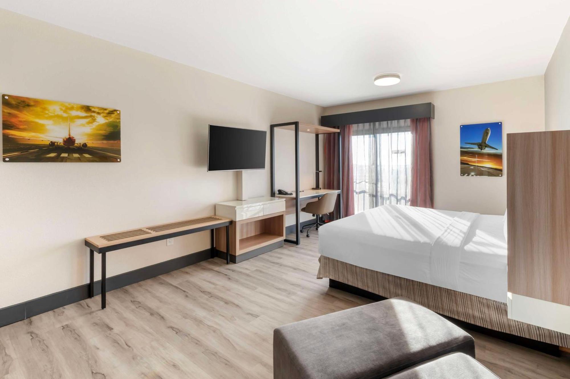 Western Airport East Hotel 3*