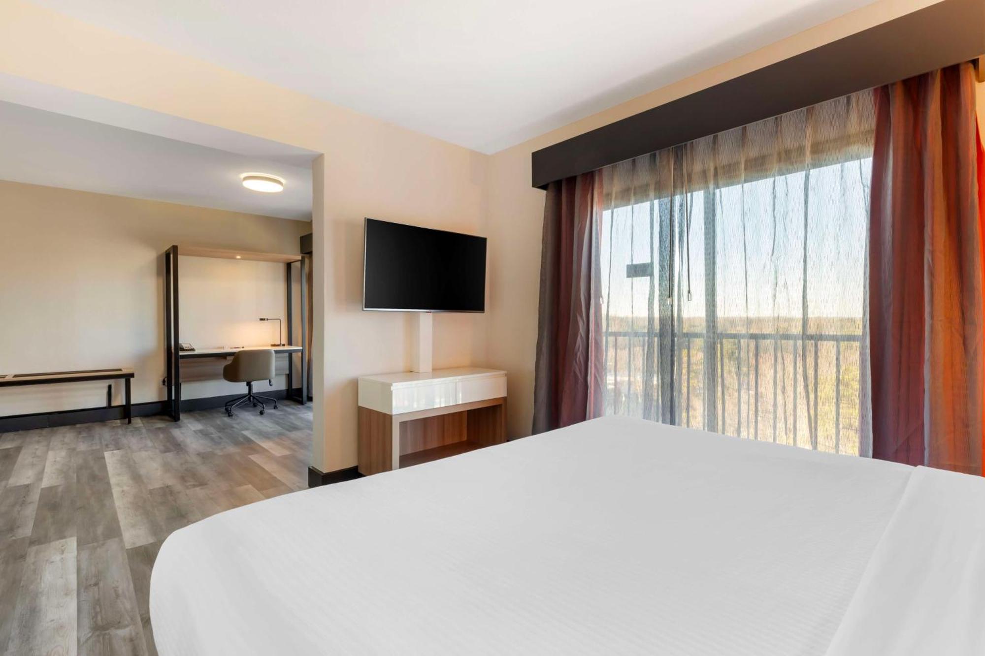 Western Airport East Hotel 3*