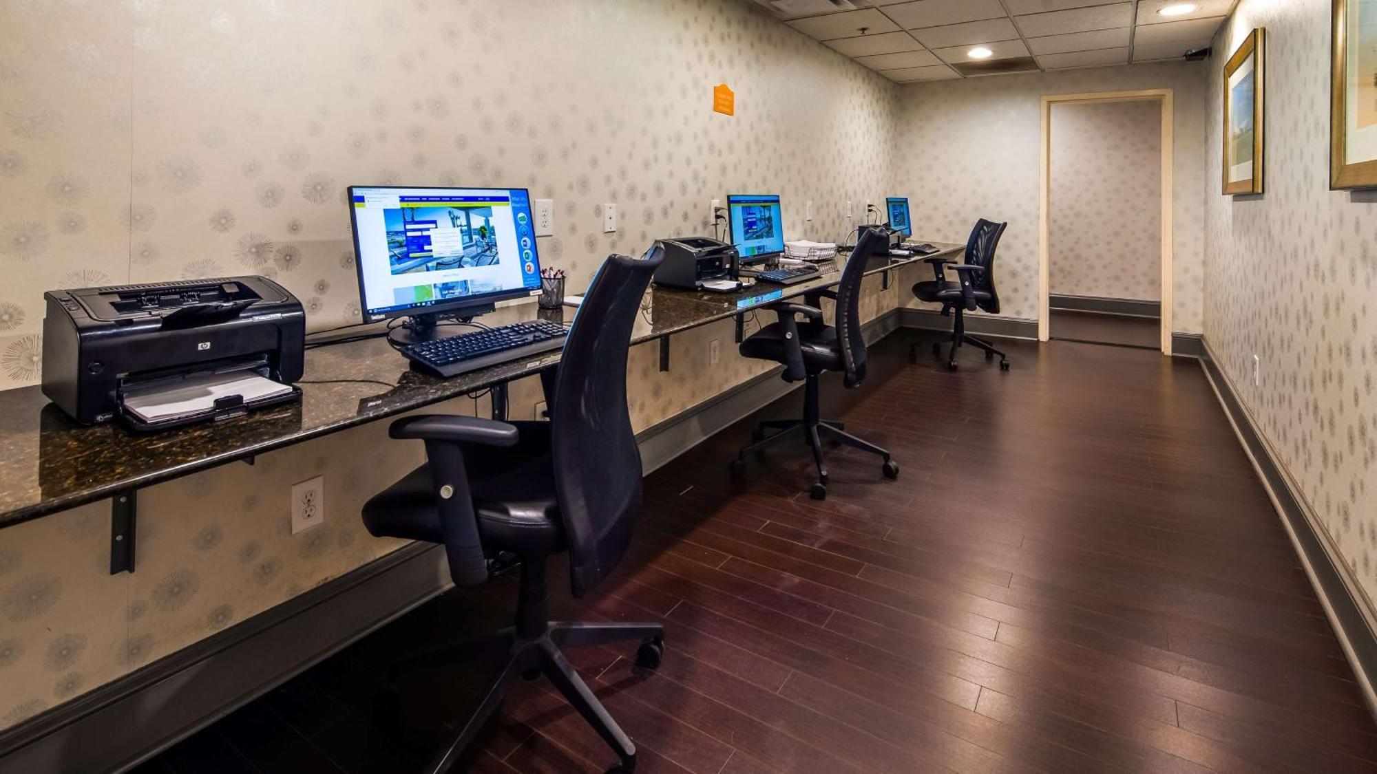 Hotel Western Airport East 3*